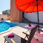 In With Wifi Apartment Pula